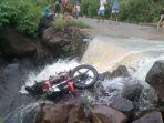 Sebuah-sepeda-motor-jenis-Vixion-tergeletak.jpg
