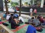 Sejumlah-imigran-Afghanistan-masih-bertahan-di-depan-kantor-UNHCR-di-Medan.jpg