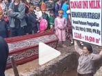 Seorang-ibu-menghalangi-pemakaman-kerabatnya-di-Toba-Sumatera-Utara.jpg