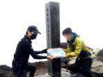 Seorang-kurir-pizza-mengantarkan-pesanan-Dominos-Pizza-ke-puncak-Gunung-Fuji-di-Jepang.jpg