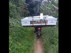 Seorang-pemotor-membawa-peti-mati.jpg