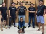 Seorang-pria-berinisial-Fredy-36-warga-Kelurahan-Kebun-Tebeng-diamankan-polisi.jpg
