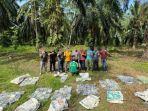 Seorang-tersangka-beserta-barang-bukti-sabu-sabu-yang-diamankan-dalam-kebun-sawit-di-Aceh-Tamiang.jpg