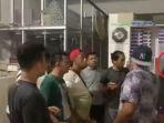 Seorang-wanita-pelaku-pengeroyokan-Idris-Sabur-lingkar-merah-diamankan-polisi-di-Bypass.jpg