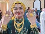 Suarnati-Daeng-Kanang-46-jemaah-haji-perempuan-asal-Embarkasi-Makassar-pamer-emas-180-gram.jpg