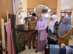 Syech Muharram Tinjau Galeri dan Rumah Produksi UMKM Dekranasda Aceh Besar