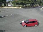 Tangkapan-layar-video-aksi-seorang-perwira-polisi-perampasan-mobil-hingga-kritis-setelah-terseret.jpg