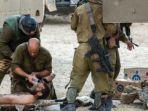 Tentara-Israel-mengevakuasi-rekan-mereka-yang-terluka.jpg
