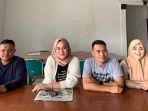 Terdakwa-Anita-Seri-Rezeki-dua-dari-kiri-bersama-pengacara-di-Hotel-Grand-Blang-Asan-Sigli.jpg