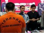 Tersangka-Andre-Ronaldo-Hariyanto-27-beserta-barang-bukti-diamankan-di-Mapolres-Mojokerto.jpg