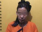Tersangka-wanita-satu-di-antara-tiga-tersangka-narkoba-yang-diamankan-oleh-aparat-Polres-Inhu.jpg