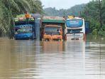 Tiga-bus-terlihat-mogok-di-tengah-banjir-yang-melanda-jalan-lintas-Medan-Banda-Aceh-di-Aceh-Tamiang.jpg