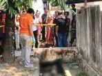 Tim-Inafis-Polda-Sulsel-saat-akan-mengevakuasi-mayat-pria-yang-berada-di-dalam-got-Makassar.jpg