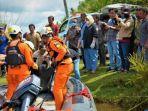 Tim-SAR-Pos-Meulaboh-dan-personel-polisi-mengevakuasi-mayat-seorang-paranormal-keturunan-Cina.jpg