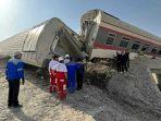 Tim-penyelamat-di-lokasi-kereta-tergelincir-di-dekat-kota-Tabas-di-Iran-tengah.jpg