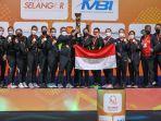 Tim-putri-Indonesia-mengangkat-trofi-juara-Badminton-Asia-Championships.jpg