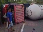 Truk-Pertamina-terguling-melintang-di-jalan-usai-kecelakaan-dan-menewaskan-satu-keluarga.jpg