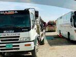 Truk-dan-minibus-di-sebuah-jalan-di-Iran.jpg