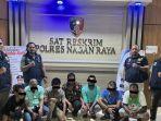 Tujuh-tersangka-main-judi-kartu-saat-diamankan-di-Mapolres-Nagan-Raya.jpg