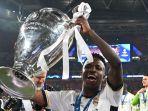 Vinicius-Junior-mengangkat-trofi-Liga-Champions-di-Stadion-Wembley-London-Inggris.jpg