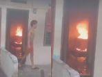 Viral-pria-tetap-santai-saat-rumahnya-terbakar-di-Medan-diduga-ODGJ.jpg