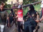 Viral-video-di-media-sosial-wanita-lansia-terpaksa-harus-ditandu-warga-akibat-jalan-rusak.jpg