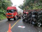 WADUH-Truk-Bermuatan-Sepeda-Motor-Terguling-di-Bukit-Seumadam-Aceh-Tamiang.jpg