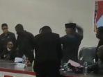 Wakil-Ketua-DPRD-Alor-Sulaiman-Sing-saat-memukul-Ketua-DPRD-Alor-Enny-Angrek.jpg
