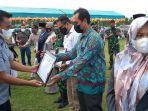 Wakil-Rektor-I-Umuslim-Dr-Halus-Satriawan-SP-MSi-baju-batik-terima-penghargan-dari-Bupati-Bireuen.jpg