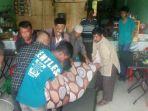 Warga-bersama-personel-Polsek-Baiturrahman-saat-mengevakuasi-jasad.jpg