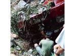 Warga-berupaya-menyelamatkan-sopir-yang-terjepit-bodi-truk-tronton-akibat-kecelakaan-tunggal.jpg