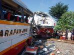 Warga-melihat-dari-dekat-kondisi-bus-dan-lokomotif-KA-Rapih-Dhoho-yang-rusak-berat-usai-tabraka-maut.jpg