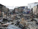 Warga-melihat-sisa-sisa-puing-rumah-di-Kampung-Tanah-Merah-usai-kebakaran-Depo-Pertamina-Plumpang.jpg