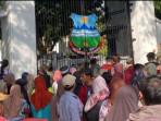 Warga-memadati-gerbang-barat-Alun-Alun-Garut-untuk-antre-makan-gratis.jpg