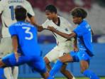 Yotsakon-Burapha-Thailand-berebut-bola-dengan-Otu-Bisong-Filipina-di-Piala-AFF-U23-2025.jpg