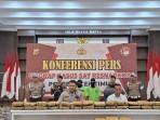 apolres-Aceh-Timur-AKBP-Irwan-Kurniadi-menunjukkan-barang-bukti-ganja.jpg