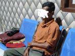 ersangka-pencurian-getah-karet-milik-perusahaan-PT-SIR-saat-diamankan-di-Polres-Aceh-Barat.jpg