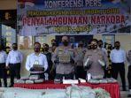 kapolres-langsa-memperlihatkan-barang-bukti-ganja-saat-konferensei-pers-di-mapolres-setempat.jpg