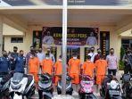 kasat-reskrim-akp-arief-sukmo-wibowo-memperlihatkan-barang-bukti-10-sepmor-6-tersangka.jpg
