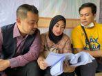 kebersamaan-pasangan-sultan-djorghi-dan-annisa-trihapsari-dengan-adjie-pangestu-di-lokasi-syuting.jpg