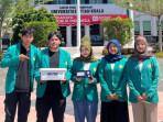 mahasiswa-USK-saat-memegang-inovasi-alat-deteksi-Penyakit-Paru-Obstruktif-Kronis-PPOK-SUNSTONE.jpg