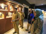 melihat-foto-yang-ditampilkan-dalam-pameran.jpg