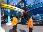 petugas-BPBD-Surabaya-evakuasi-di-sekitar-lokasi-terjatuhnya-seluncuran-Kolam-Renang-Kenjeran-Park.jpg