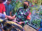 petugas-dan-warga-saat-mengevakuasi-mayat-sesosok-remaja-diduga-korban-kecelakaan.jpg