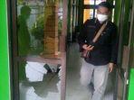 pintu-masuk-rsud-nunukan-kaltara-yang-pecah-diduga-akibat-imbas-dari-amukan-oknum.jpg