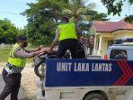 polisi-mengevakuasi-sepeda-motor-m-husin-warga-peudawa-yang-mengalami-kecelakaan-tunggal.jpg