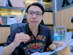 richard-lee-yang-memberikan-edukasi-lewat-youtube-mengenai-salah-satu-produk-kecantikan.jpg