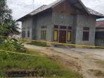 rumah-almarhum-ridhwan-dipasangi-garis-polisi-setelah-mayatnya-ditemukan-dalam-karung.jpg