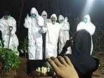 video-viral-sejumlah-relawan-pemakaman-covid-19-berjoget-bersama-di-samping-makam.jpg