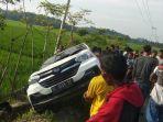 warga-berkerumun-melihat-mobil-daihatsu-xenia-milik-komplotan-pencuri-lembu-pidie.jpg